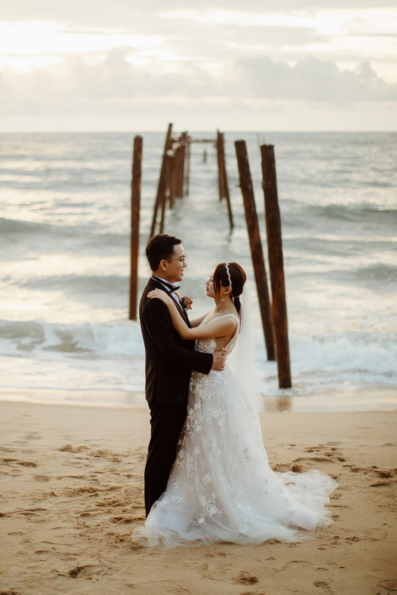 Tropical fall wedding in Thailand with rust and peachy accents