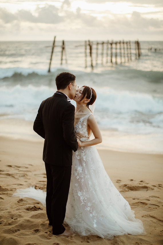 Tropical fall wedding in Thailand with rust and peachy accents