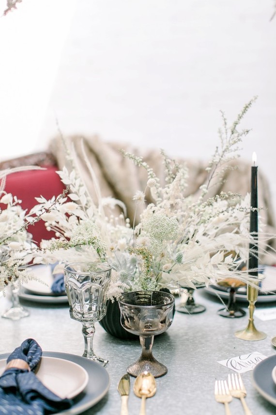 Game of Thrones wedding vibes in this darkly elegant dinner party