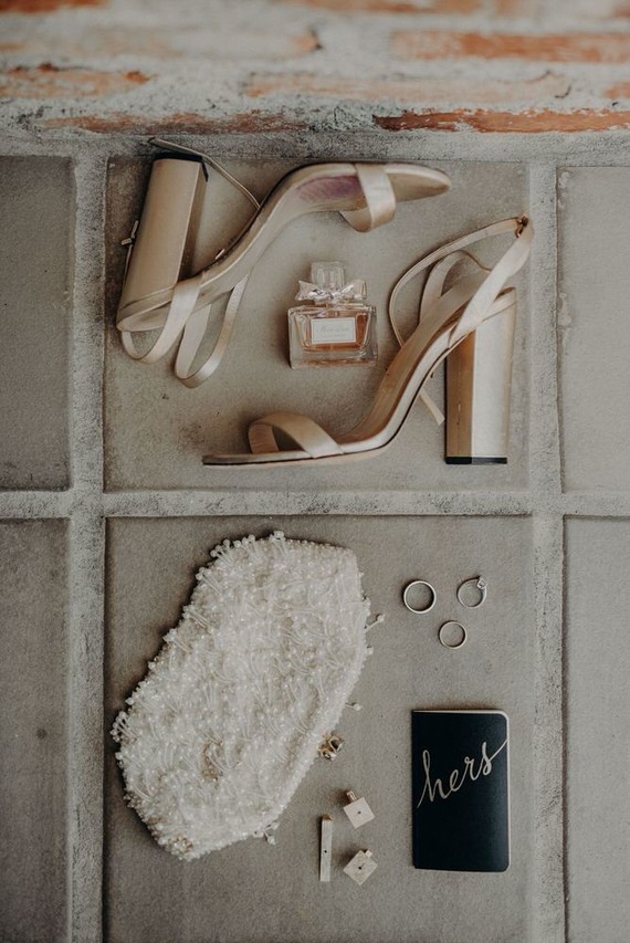 Minimal modern fall wedding at Hummingbird Nest Ranch with ALL dried flowers