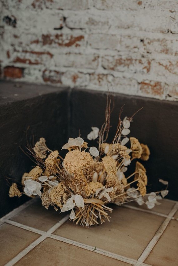 Minimal modern fall wedding at Hummingbird Nest Ranch with ALL dried flowers