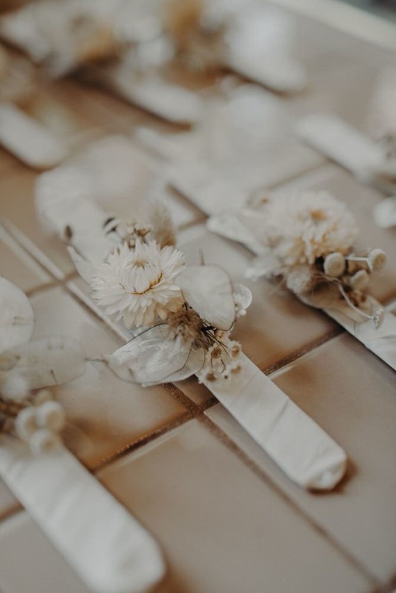 Minimal modern fall wedding at Hummingbird Nest Ranch with ALL dried flowers