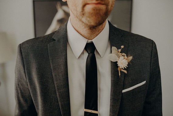 Minimal modern fall wedding at Hummingbird Nest Ranch with ALL dried flowers