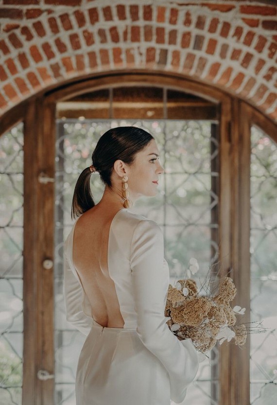 Minimal modern fall wedding at Hummingbird Nest Ranch with ALL dried flowers