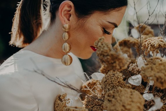 Minimal modern fall wedding at Hummingbird Nest Ranch with ALL dried flowers
