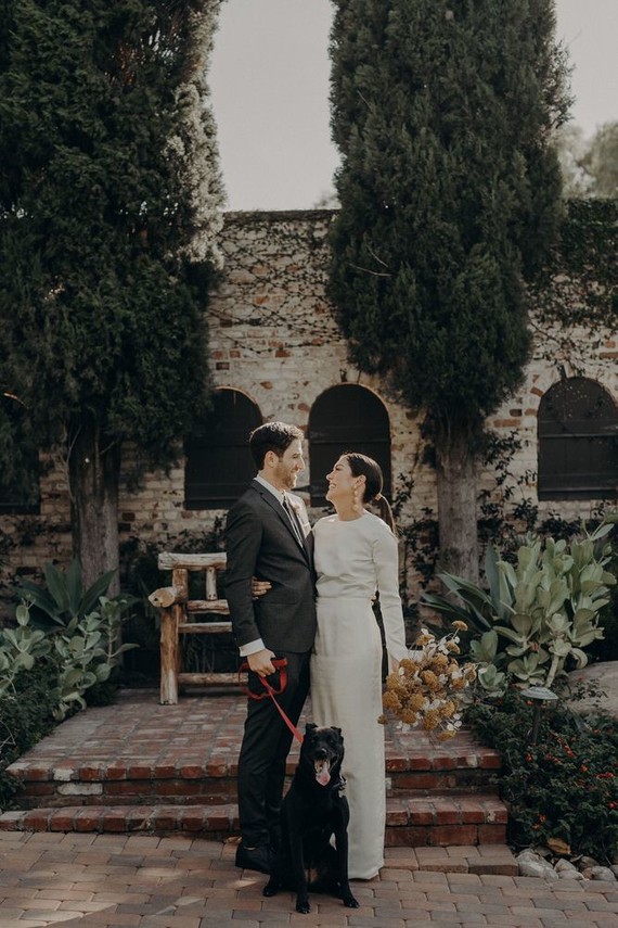 Minimal modern fall wedding at Hummingbird Nest Ranch with ALL dried flowers