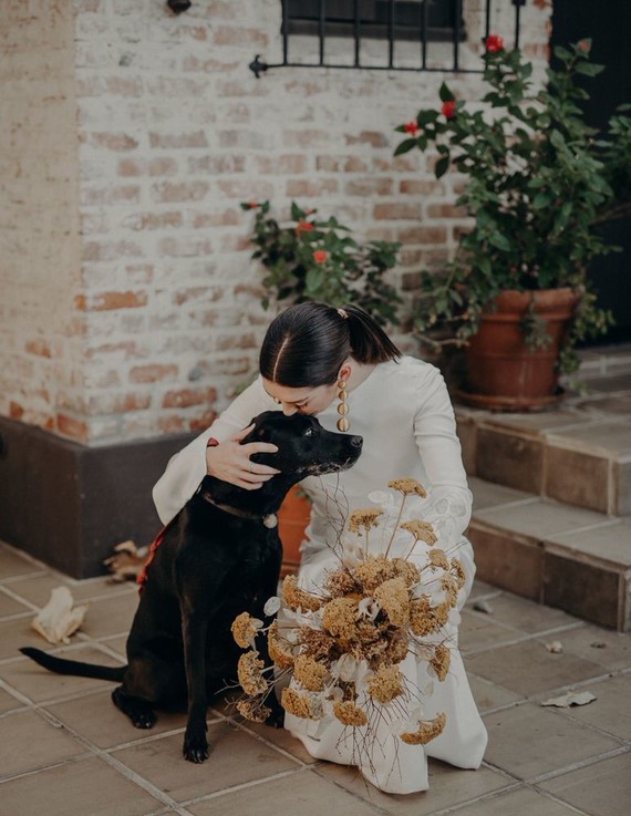 Minimal modern fall wedding at Hummingbird Nest Ranch with ALL dried flowers