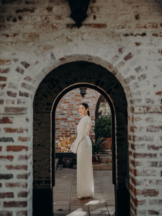 Minimal modern fall wedding at Hummingbird Nest Ranch with ALL dried flowers