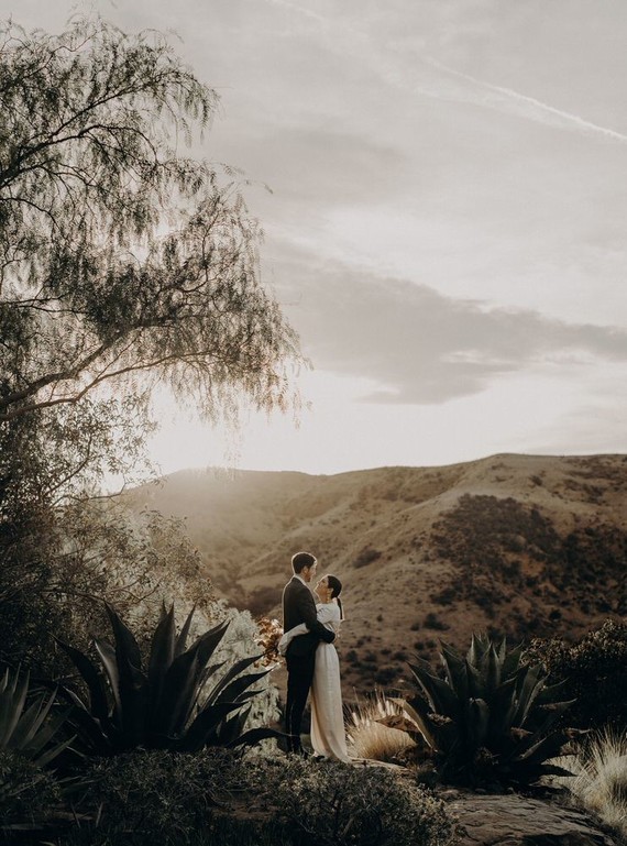 Minimal modern fall wedding at Hummingbird Nest Ranch with ALL dried flowers