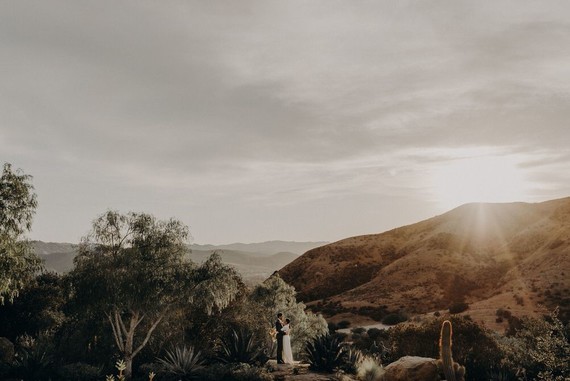 Minimal modern fall wedding at Hummingbird Nest Ranch with ALL dried flowers