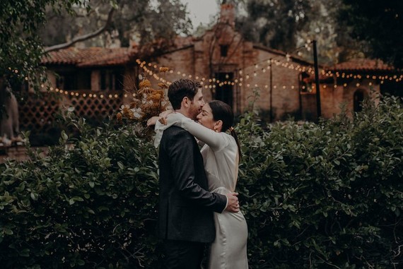 Minimal modern fall wedding at Hummingbird Nest Ranch with ALL dried flowers