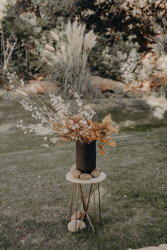Minimal modern fall wedding at Hummingbird Nest Ranch with ALL dried flowers