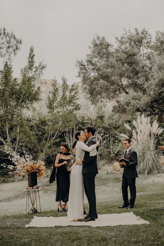 Minimal modern fall wedding at Hummingbird Nest Ranch with ALL dried flowers