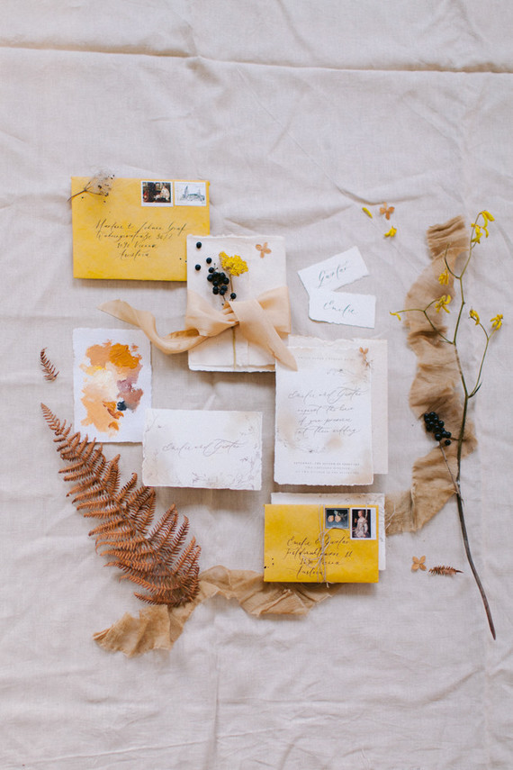 Delicate earth tone fall wedding ideas with dried flowers and lots of white