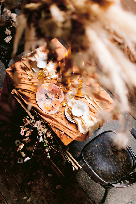 Delicate earth tone fall wedding ideas with dried flowers and lots of white