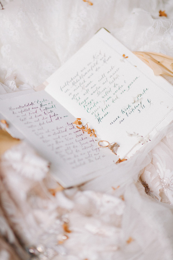 Delicate earth tone fall wedding ideas with dried flowers and lots of white