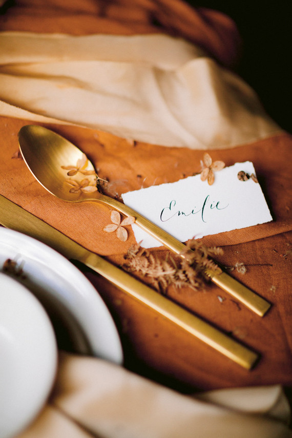 Delicate earth tone fall wedding ideas with dried flowers and lots of white