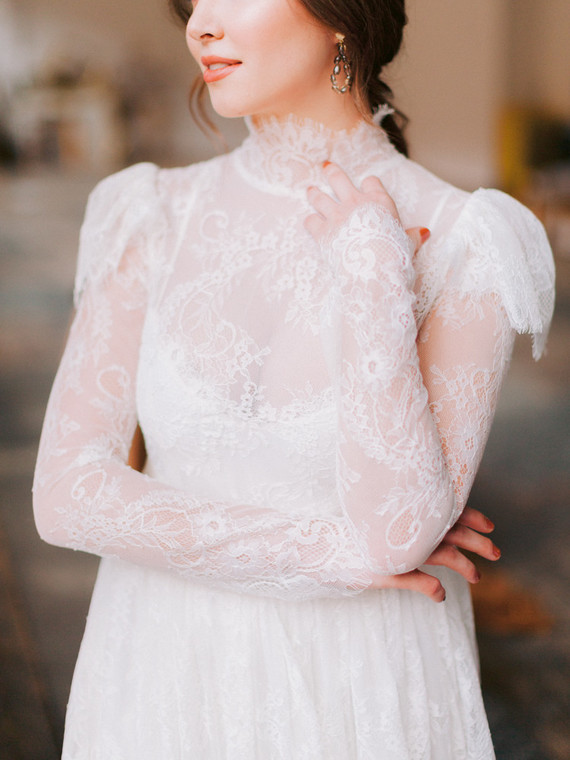 Delicate earth tone fall wedding ideas with dried flowers and lots of white