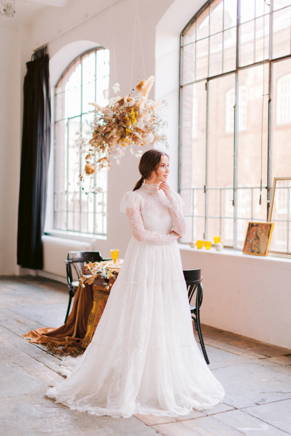 Delicate earth tone fall wedding ideas with dried flowers and lots of white