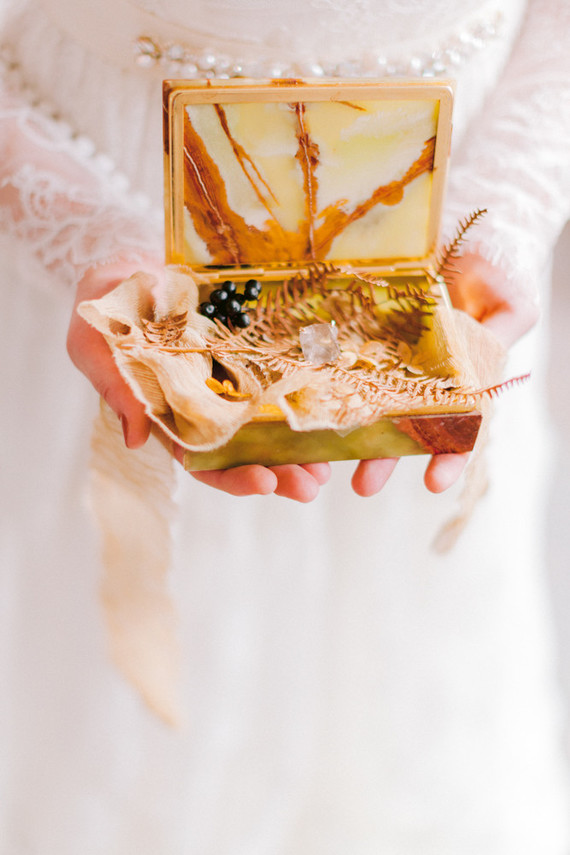 Delicate earth tone fall wedding ideas with dried flowers and lots of white