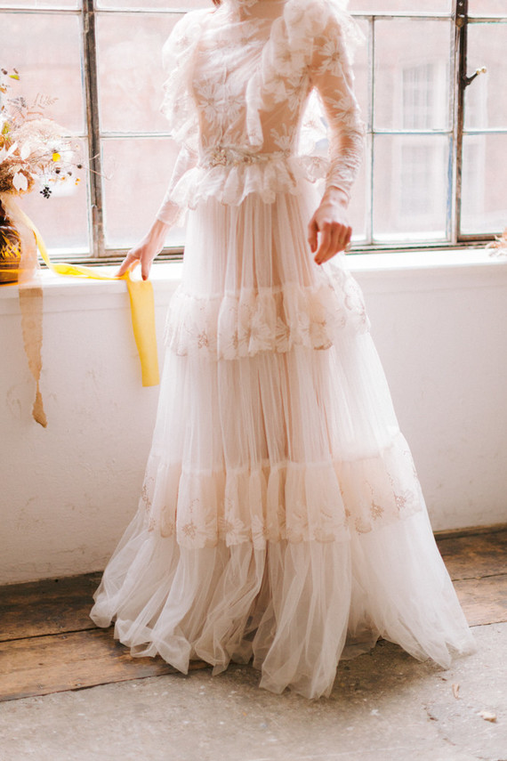 Delicate earth tone fall wedding ideas with dried flowers and lots of white