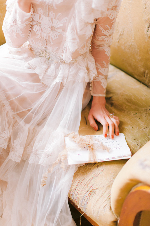 Delicate earth tone fall wedding ideas with dried flowers and lots of white