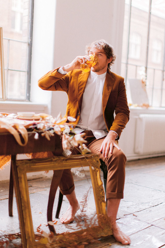 Delicate earth tone fall wedding ideas with dried flowers and lots of white