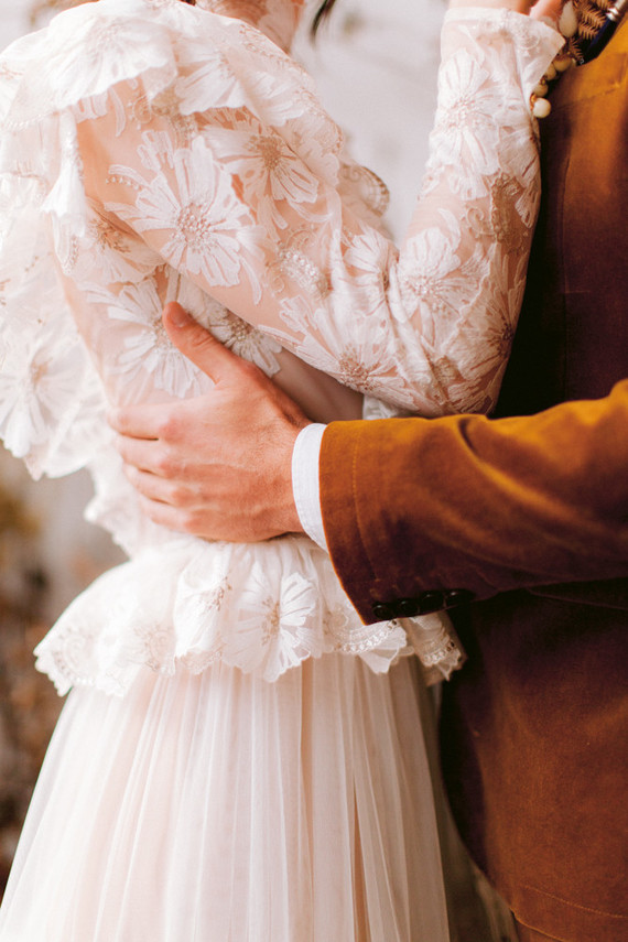 Delicate earth tone fall wedding ideas with dried flowers and lots of white