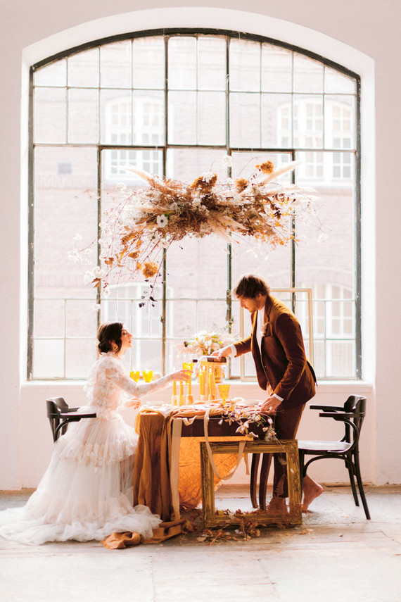 Delicate earth tone fall wedding ideas with dried flowers and lots of white