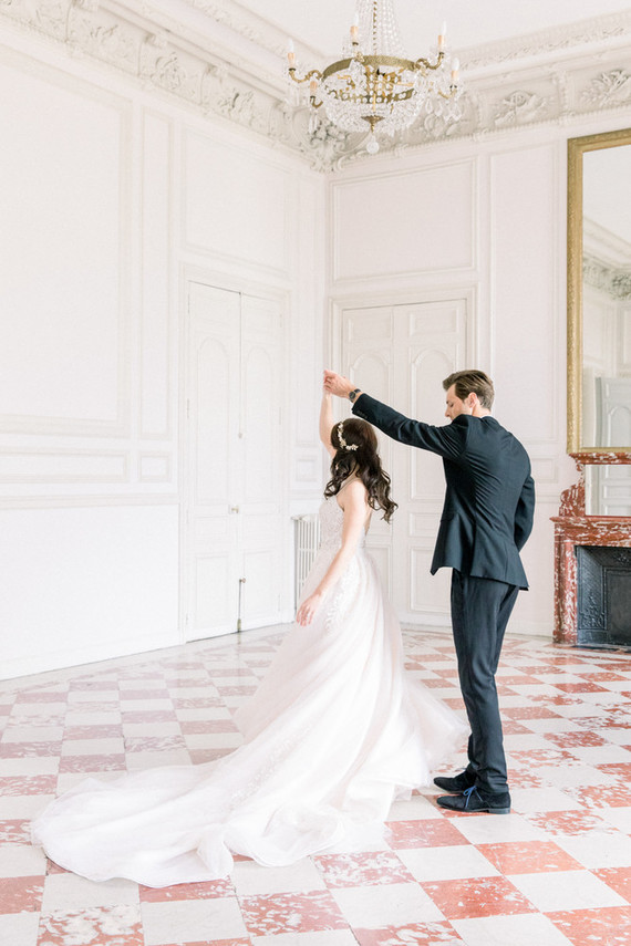 How to plan a Paris destination wedding at a French chateau