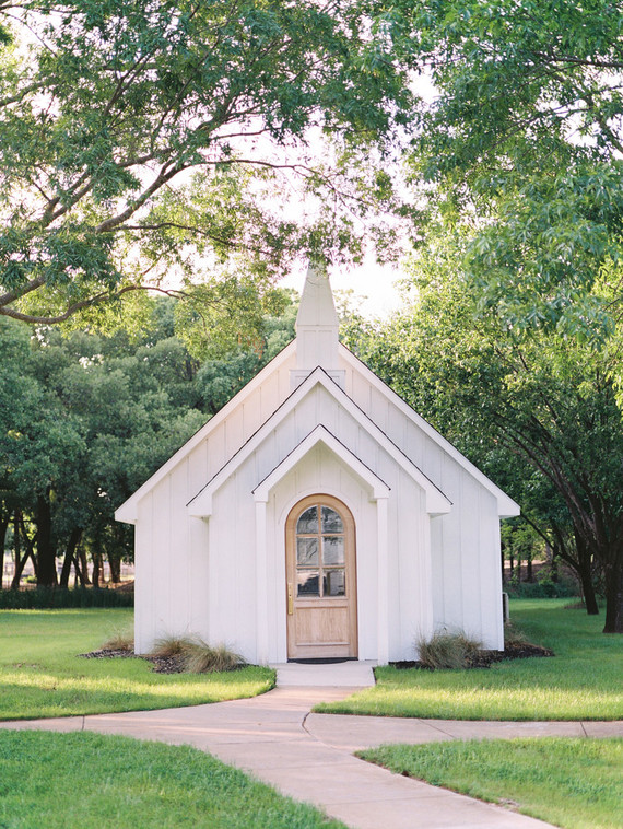 New Texas wedding venue with the cutest chapel