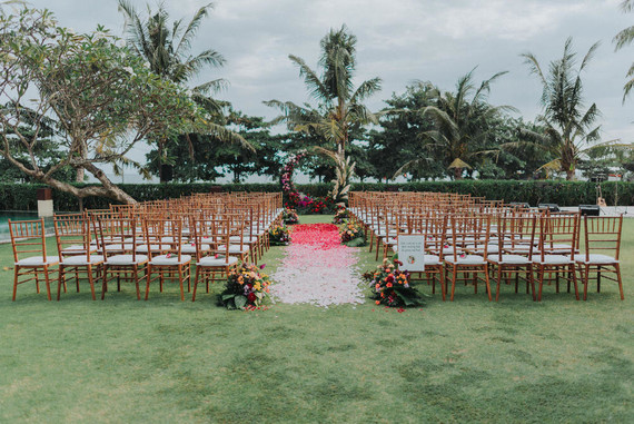 Tropical ceremony decor