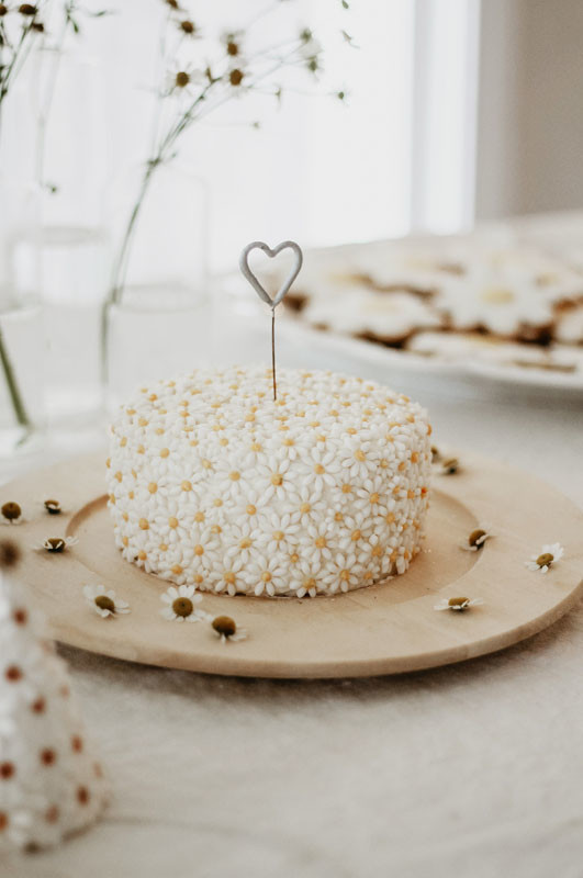 Daisy birthday cake