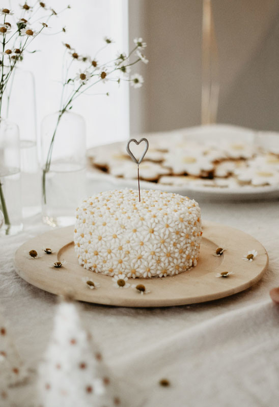 Daisy birthday cake