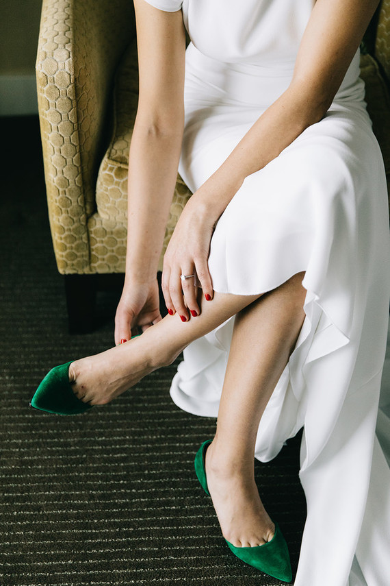 A wintery library wedding with the most magical reception / George Peabody Library