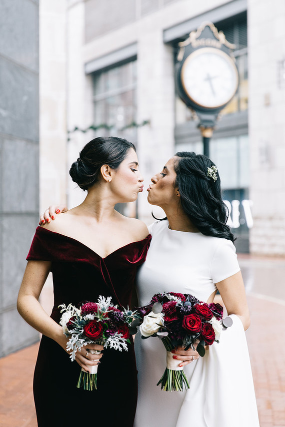 A wintery library wedding with the most magical reception / George Peabody Library