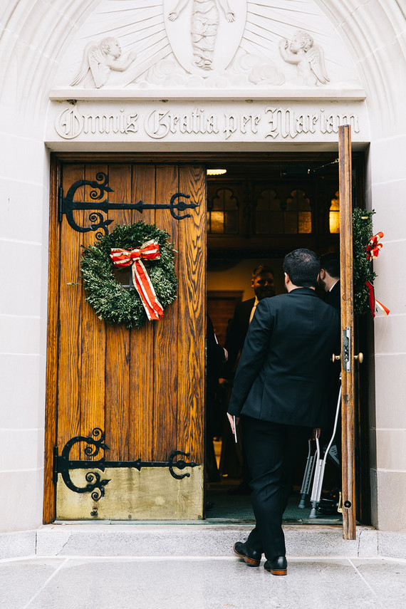 A wintery library wedding with the most magical reception / George Peabody Library