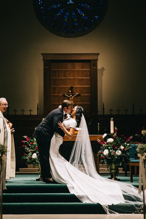 A wintery library wedding with the most magical reception / George Peabody Library