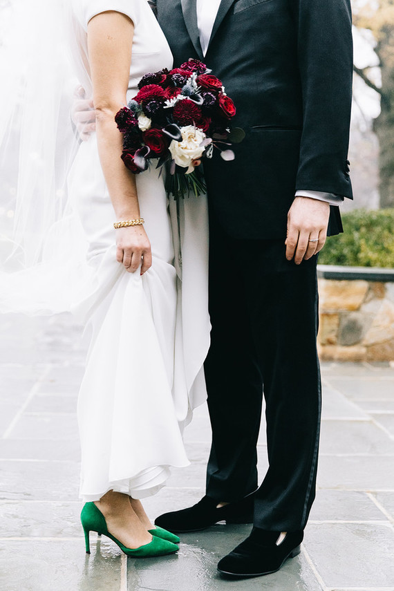 A wintery library wedding with the most magical reception / George Peabody Library