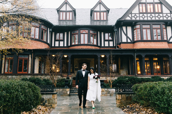 A wintery library wedding with the most magical reception / George Peabody Library