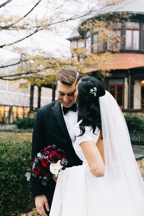 A wintery library wedding with the most magical reception / George Peabody Library