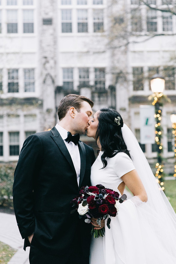 A wintery library wedding with the most magical reception / George Peabody Library