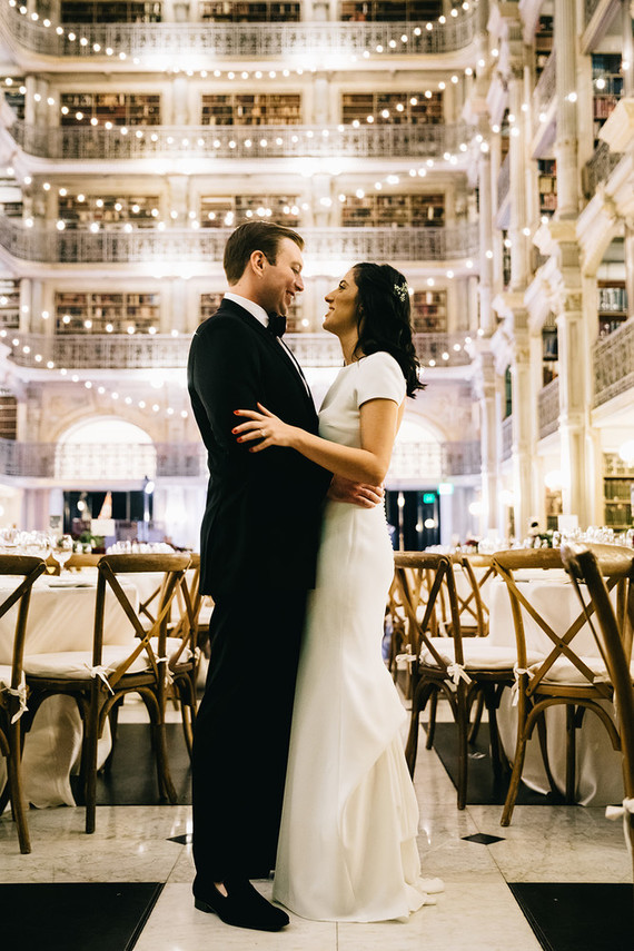 A wintery library wedding with the most magical reception / George Peabody Library