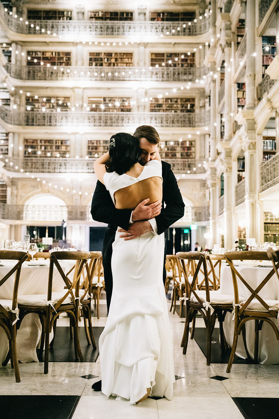 A wintery library wedding with the most magical reception / George Peabody Library
