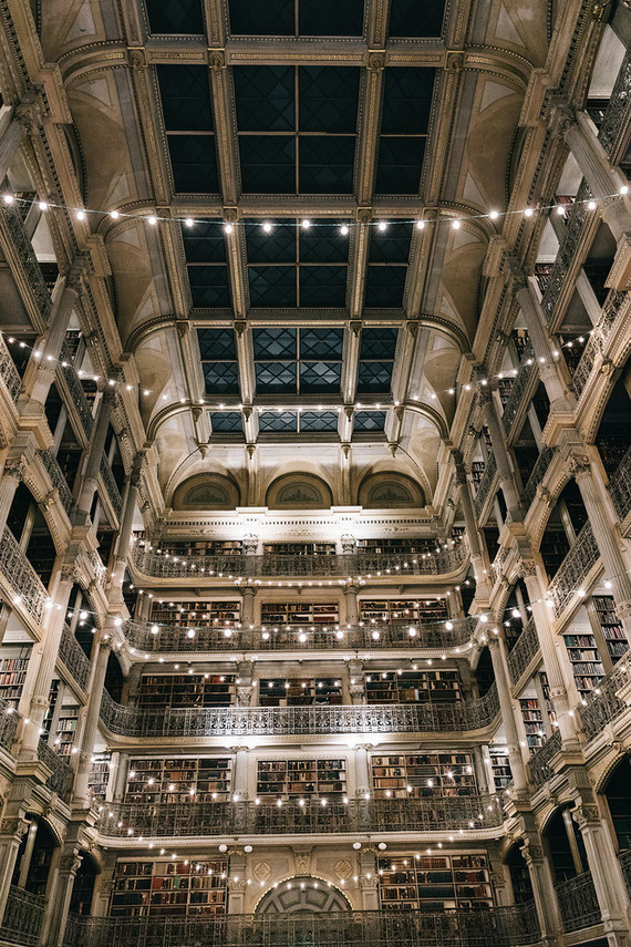 A wintery library wedding with the most magical reception / George Peabody Library Inspiration