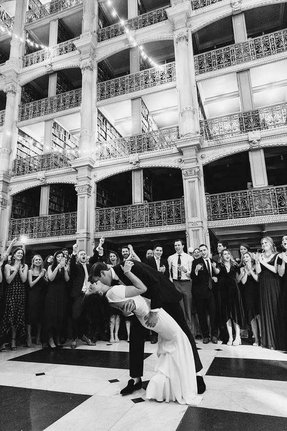 A wintery library wedding with the most magical reception / George Peabody Library