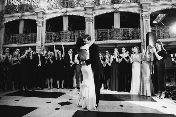 A wintery library wedding with the most magical reception / George Peabody Library