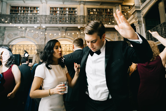 A wintery library wedding with the most magical reception / George Peabody Library