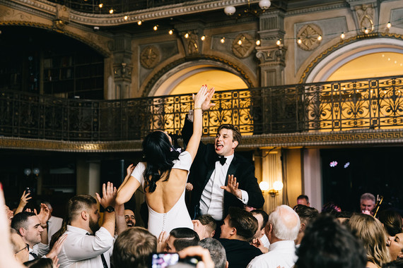 A wintery library wedding with the most magical reception / George Peabody Library