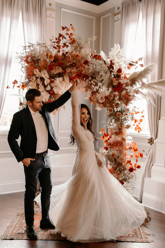 How to design a lush fall wedding at an indoor venue